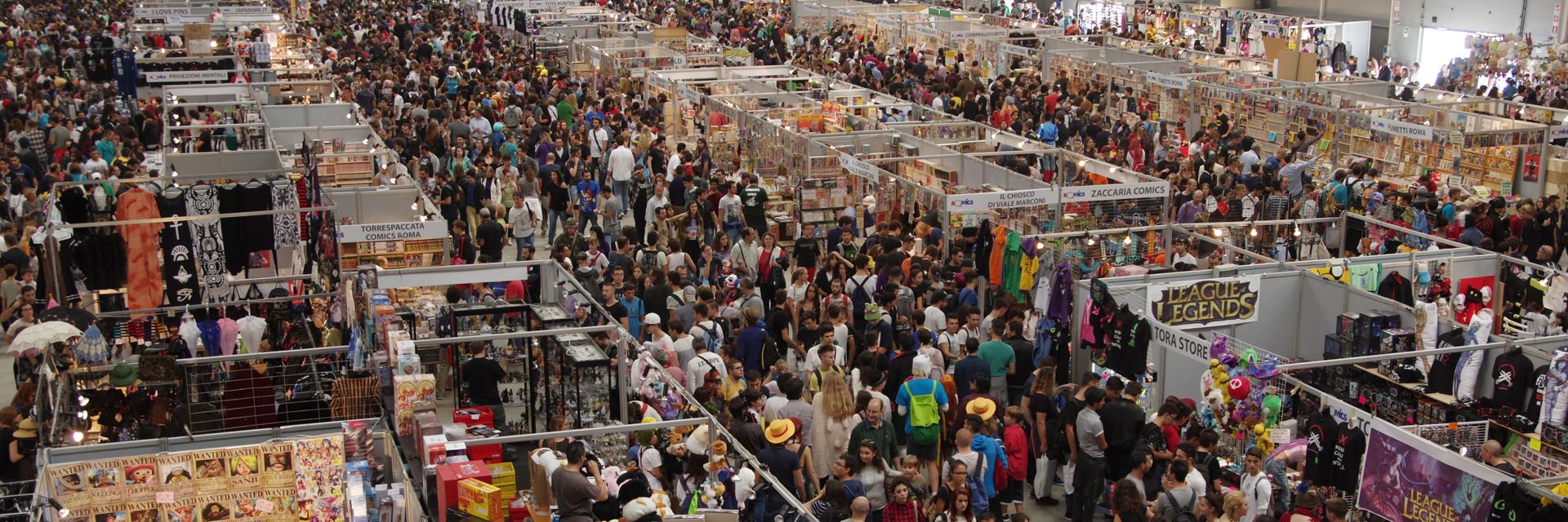 Folla ai padiglioni del Romics, evento cosplay che si tiene alla Fiera di Roma