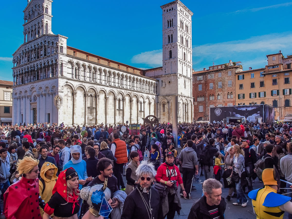 Cosplayer ai piedi del Duomo di Lucca per l'evento cosplay Lucca Comics & Games