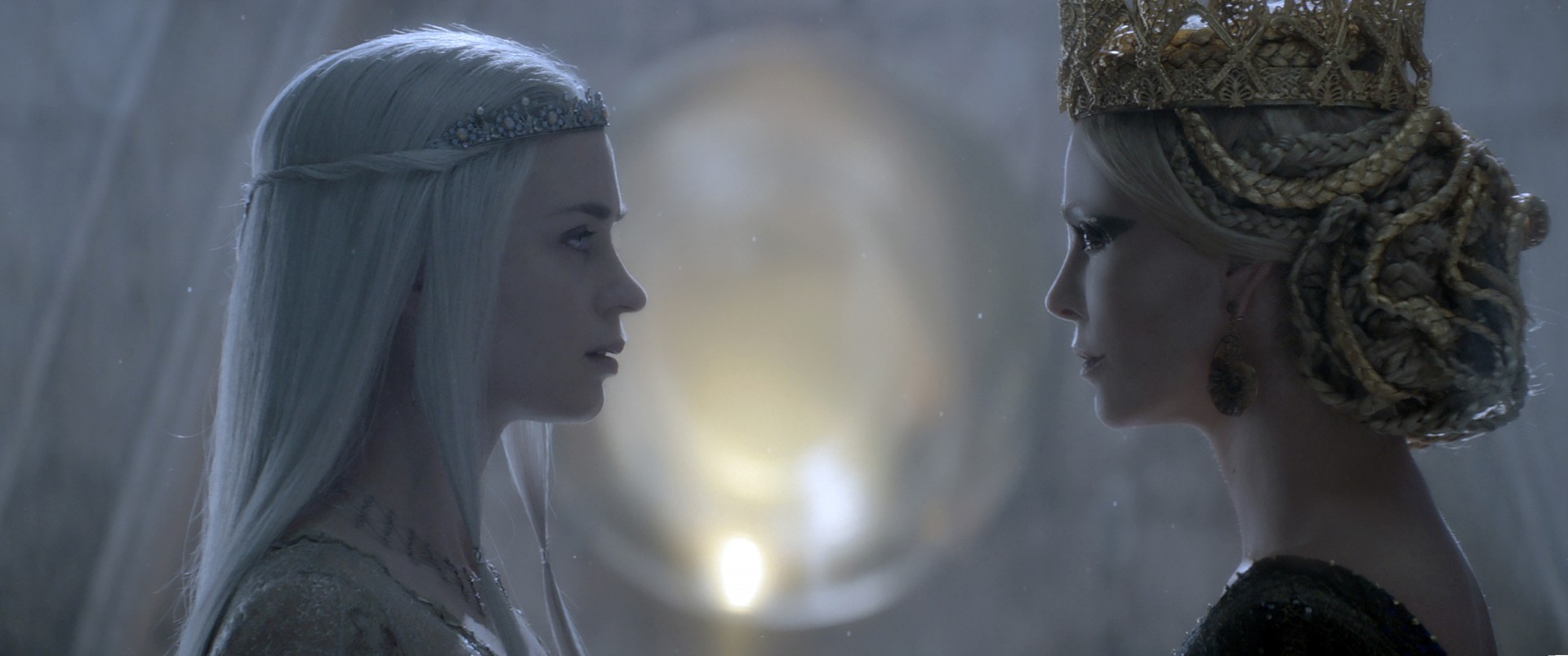Charlize Theron e Emily Blunt faccia a faccia in una scena de Il Cacciatore e la Regina di Ghiaccio